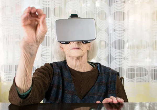 Mujer mayor usando gafas de realidad virtual — Foto de Stock