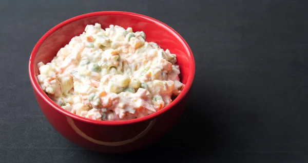 Ensalada rusa en un tazón rojo —  Fotos de Stock