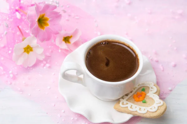 Tasse Kaffee und herzförmiger Keks — Stockfoto