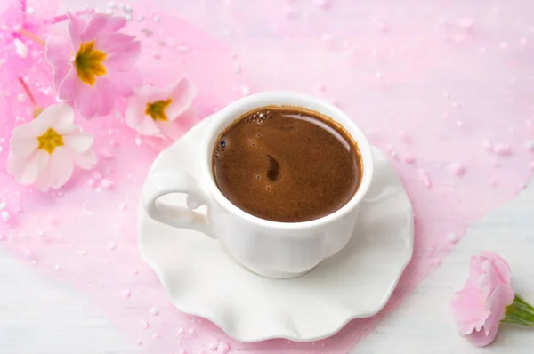Чашка кави і рожеві квіти — стокове фото
