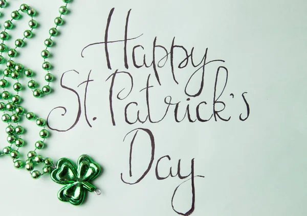 Blahopřání ke dni Happy St Patrick a zelené Doplňky — Stock fotografie