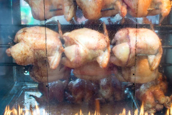 Pieczenia kurczaka nad ogniem i obracanie — Zdjęcie stockowe
