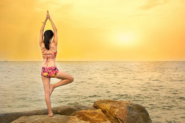 Mädchen macht Yoga am Strand — Stockfoto