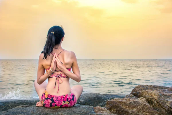 Fille faire du yoga à la plage — Photo