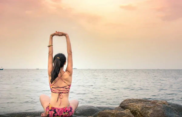 Mädchen macht Yoga am Strand — Stockfoto