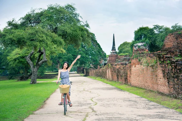 Dziewczyna, odwiedzając Ayutthaya w Tajlandii na rower — Zdjęcie stockowe