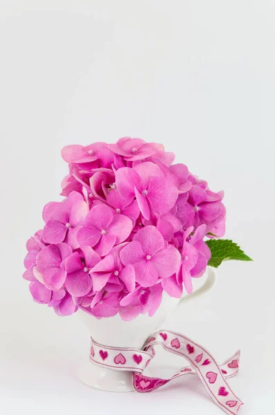 Mazzo di fiori rosa hortensia in un vaso — Foto Stock