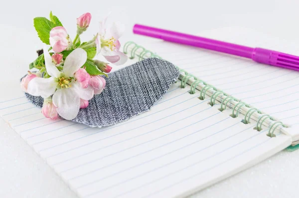 A tavaszi virág virágok nyitott notebookot szív — Stock Fotó