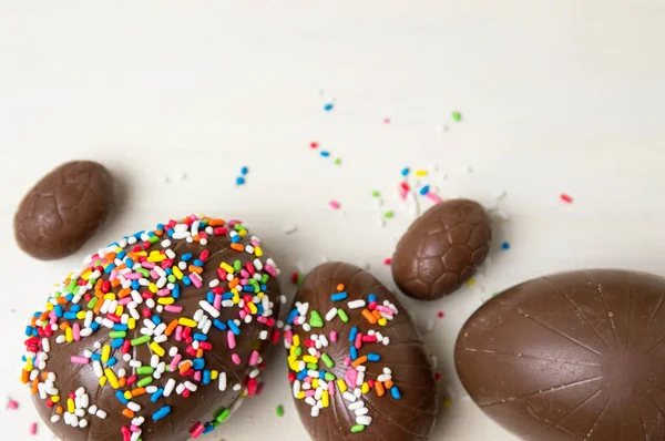 Œufs en chocolat recouverts de saupoudres colorées — Photo