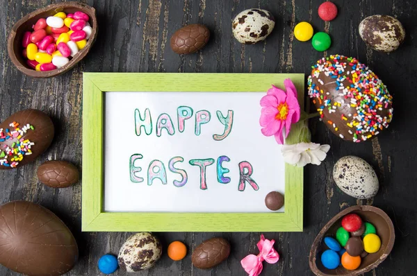 Mutlu Paskalya kartı ve çikolata yumurta — Stok fotoğraf
