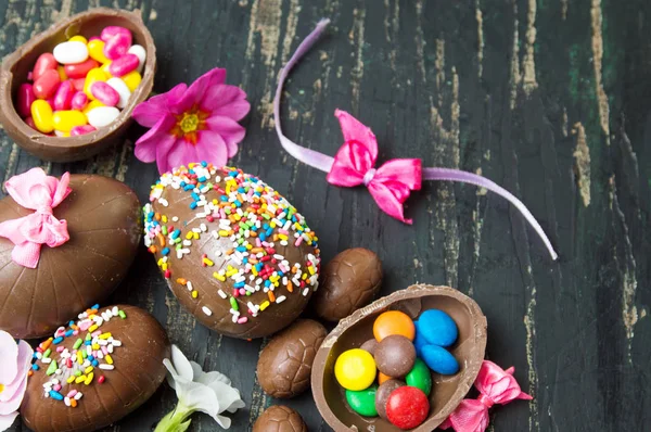 Шоколадні яйця вкриті барвистими зморшками — стокове фото