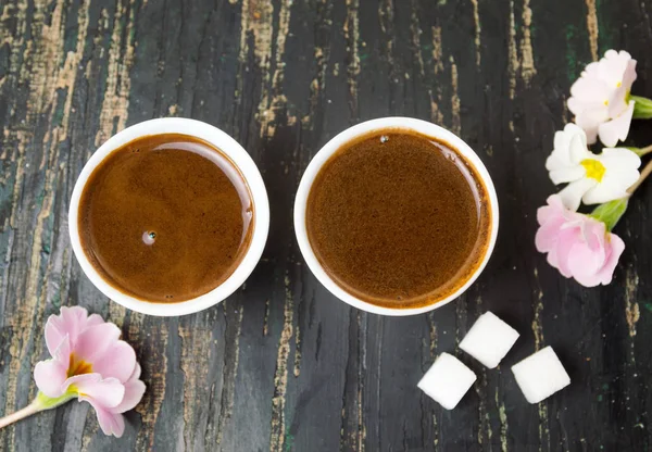 Zwei Tassen Kaffee und Blumen — Stockfoto