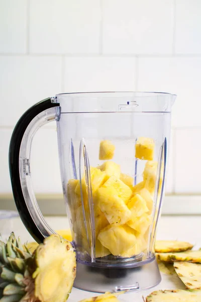 Ananas in een blender voor een smoothie — Stockfoto