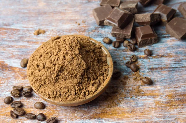 Cacao en polvo en un tazón con chocolate y canela — Foto de Stock