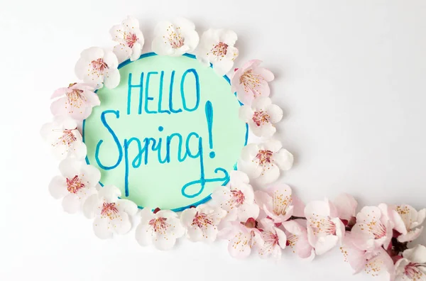 Hallo lente opmerking met kersenbloesem bloemen — Stockfoto