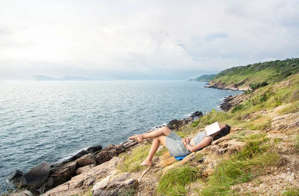 Ragazza che dorme con un libro sulla scogliera — Foto Stock