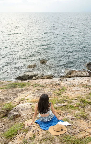 Ragazza godendo la vista orizzonte — Foto Stock