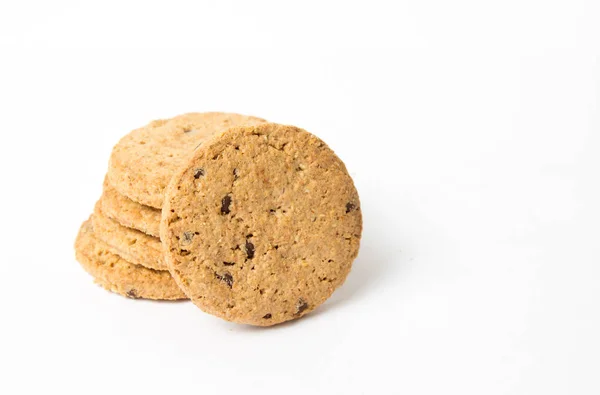 Cookies integrais com pedaços de chocolate em branco — Fotografia de Stock