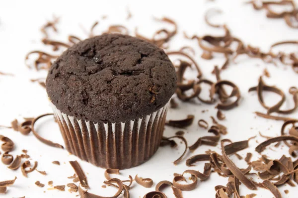 Schokoladenmuffin mit zerfetzten Stücken — Stockfoto