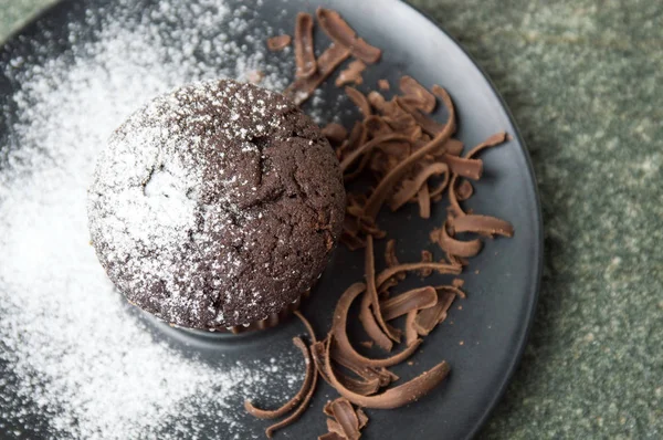 Choklad muffin med strimlade bitar — Stockfoto