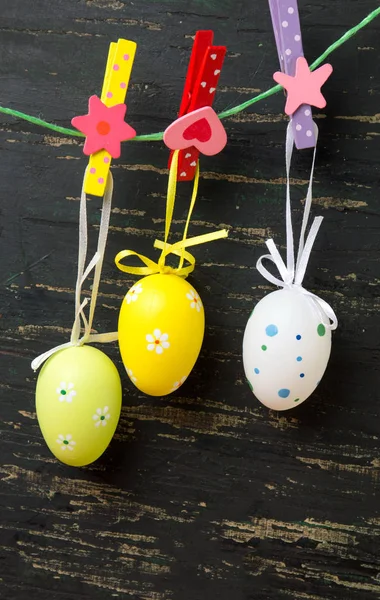 Huevos de Pascua colgando de una cuerda —  Fotos de Stock