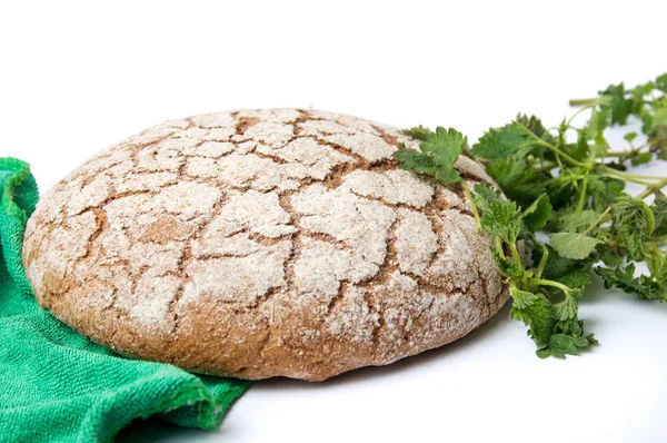 Pane di segale con foglie di ortica — Foto Stock