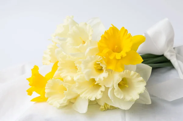 Narciso flores buquê envolto em têxteis — Fotografia de Stock