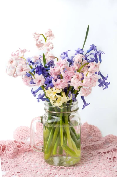 Cam Kavanoz içinde farklı sümbül çiçek — Stok fotoğraf
