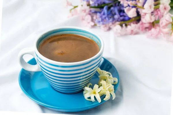 Kopje koffie en hyacinten bloemen — Stockfoto