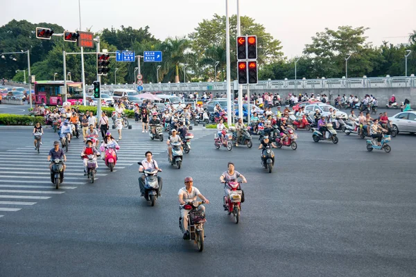 GUANGZHOU, CHINE - 19 SEPTEMBRE 2016 : Rue animée de Guangzhou — Photo