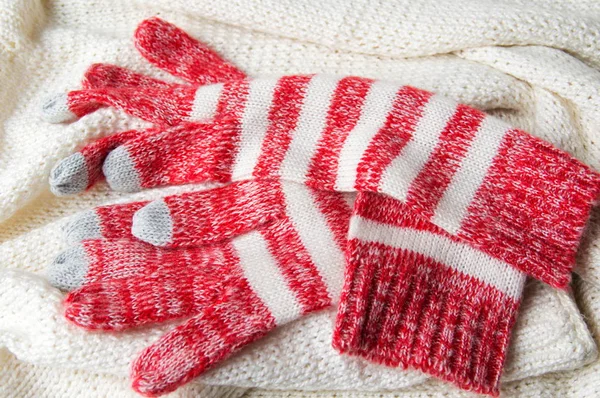 Зимние перчатки и шерстяной свитер — стоковое фото