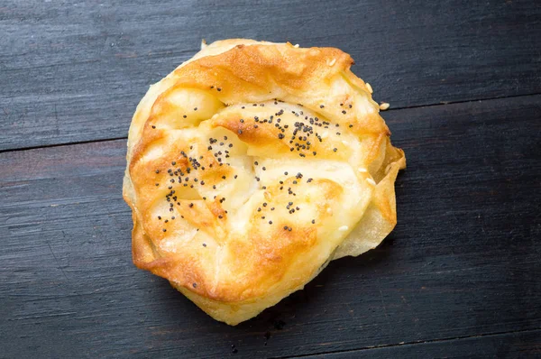 Hausgemachte Käsekuchenrolle mit Sesam überzogen — Stockfoto