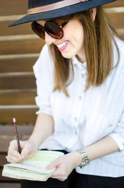 Bir bankta yazma kız — Stok fotoğraf