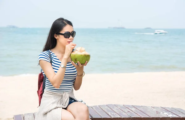 Девушка с кокосом на пляже — стоковое фото