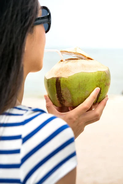 Chica con coco en una playa —  Fotos de Stock