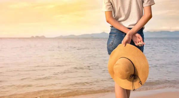 Tjej som njuter av solnedgången på stranden — Stockfoto