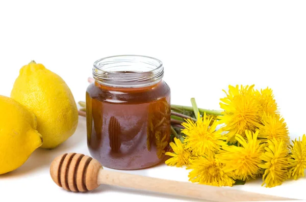 Miel de diente de león en un frasco y flores frescas —  Fotos de Stock