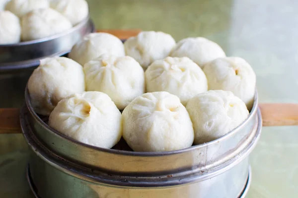 Gedämpfte chinesische Fleischbrötchen baozi — Stockfoto