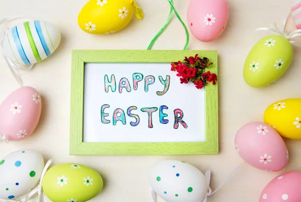 Mutlu Paskalya kartı renkli yumurta ile bir çerçeve içinde — Stok fotoğraf