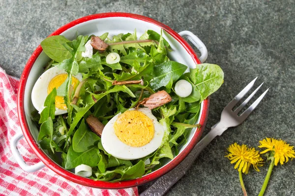 Löwenzahn-Eiersalat mit Zwiebeln und Käse — Stockfoto