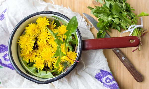 Fiori di tarassaco gialli in ciotola vintage — Foto Stock