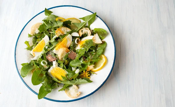 Pampeliška listovým salátem jídlo na talíři — Stock fotografie
