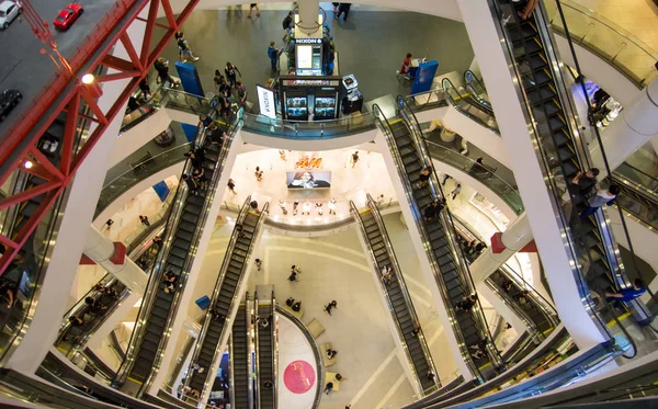 BANGKOK, TAILANDIA - 15 DE OCTUBRE DE 2016: Terminal 21 de compras altas —  Fotos de Stock