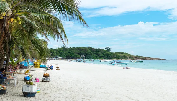 Koh Samet, Thailand - 29 oktober 2016: Tropiska breda stranden av S — Stockfoto