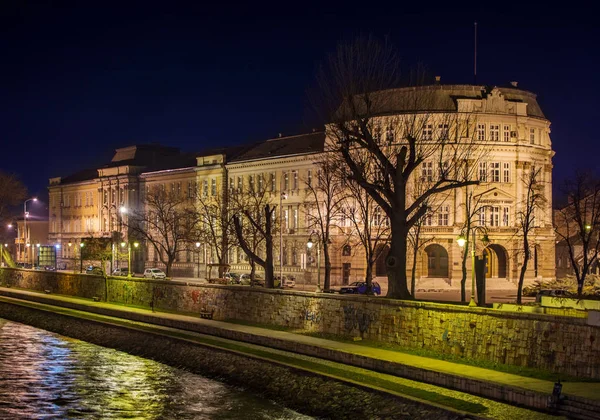 Nis の Nis、セルビア - 2016 年 2 月 6 日: 大学建物の夜 — ストック写真