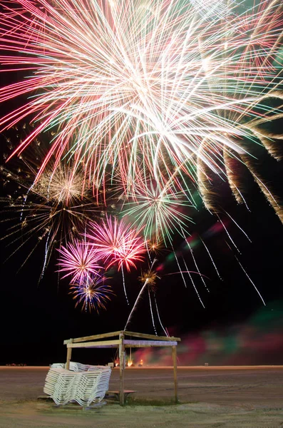 Fuegos artificiales sobre la playa en el día de la independencia — Foto de Stock