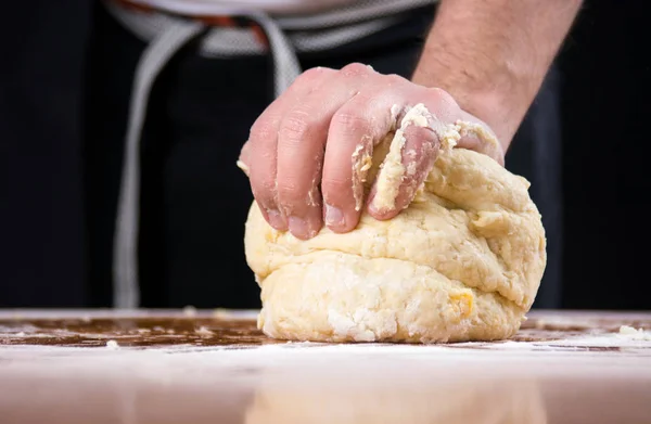 Baker makes bread on the table — Stock Photo, Image
