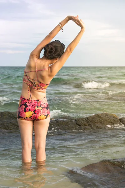 Dziewczyna, rozciągający się nad morzem — Zdjęcie stockowe