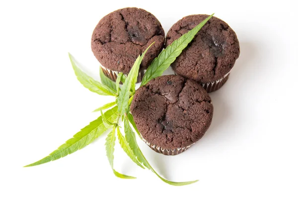 Muffin al cioccolato con foglie di marijuana — Foto Stock