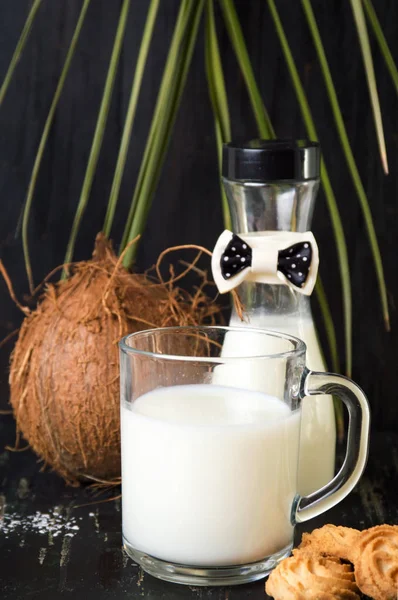 Latte di cocco e frutta intera — Foto Stock